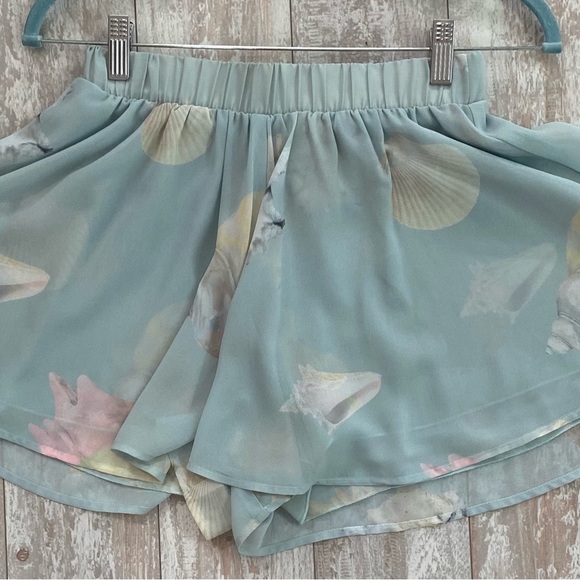 Show Me Your MUMU Shorts Seashell Print Size Small in EUC - Picture 7 of 9